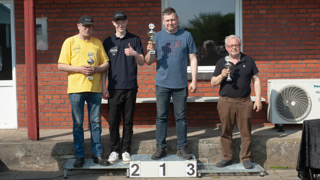 Rally Team Mejer scorede gode point i første afdeling af Danmarksmesterskabet i hillclimb. 4 Heino Mejer oeverst paa podiet med Soeren Boegeskov og Jens Fisker paa 2. pladsen og Kurt Mejer paa en flot 3. plads i klasse 7B
