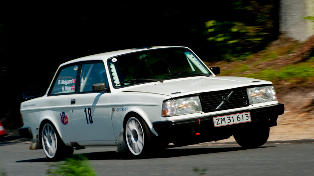Rally Team Mejer scorede gode point i første afdeling af Danmarksmesterskabet i hillclimb. 1 Heino Mejer og Bo Moelgaard fra Rally Team Mejer koerte den hvide Volvo 242 Turbo ind paa en samlet 1. plads i Lindum Skov Hillclimb