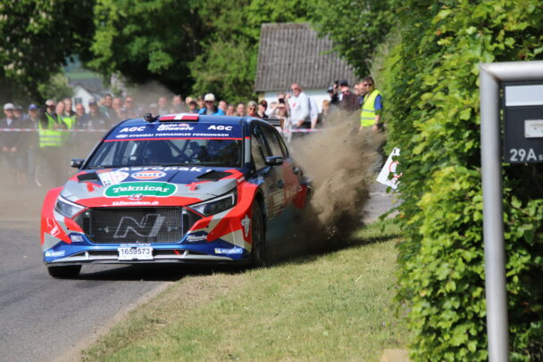 Ib Kragh og Karsten Isaksen brugte asfalten og lidt mere paa vej mod tredjepladsen i Rally Vestjylland