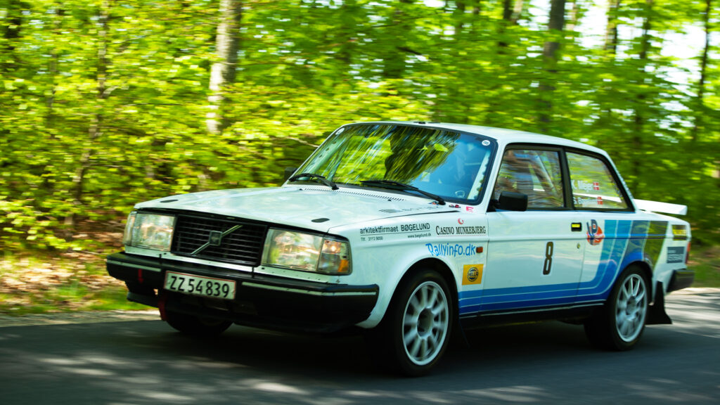 Rally Team Mejer scorede gode point i første afdeling af Danmarksmesterskabet i hillclimb. 5 Kurt Mejer har stadig god fart i den hurtige Volvo 242 Turbo og koeret sig ind paa en 3. plads i klasse 7B i Lindum Skov Hillclimb