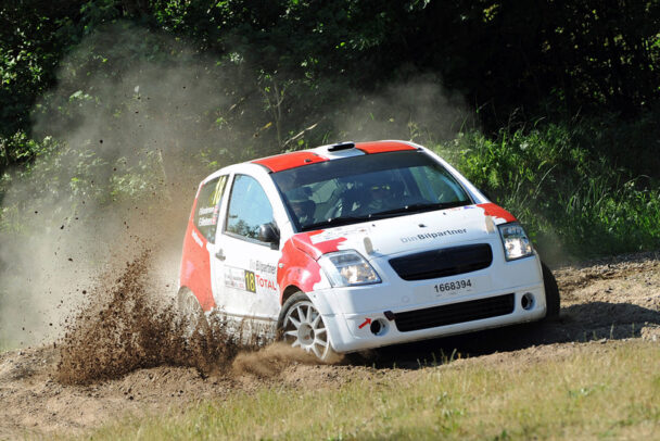 Frank Nielsen og Per Brodersen er her paa vej mod sejren i klasse 3 i tredje afdeling om Danmarksmesterskabet i rally 2023