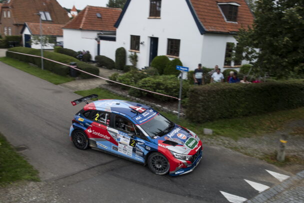 Ib Kragh koerte bogstaveligt talt rundt om sin bolig og ramte naboens kantsten ved au2parts Rally Jylland foto Jokum Tord Larsen
