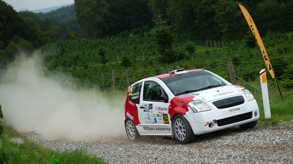 Nielsen og Brodersen kom godt igennem det lange grusstykke paa vejen gennem Klejs Skov ved Juelsminde