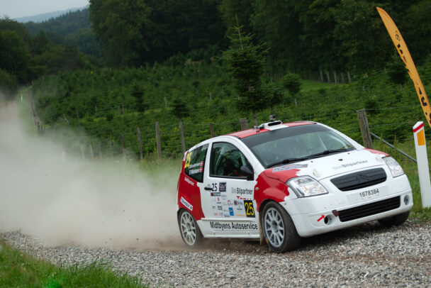 Nielsen og Brodersen kom godt igennem det lange grusstykke paa vejen gennem Klejs Skov ved Juelsminde