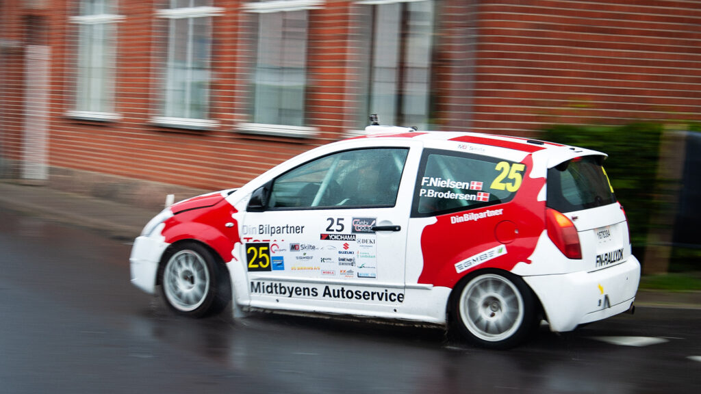 Paa en regnvaad eftermiddag blev de sidste proever i Juelsminde by en udfordring paa de glatte veje