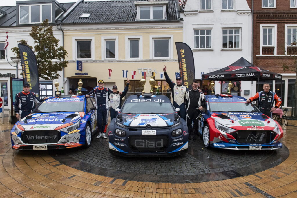 Vinderne af au2parts Rally Jylland Mette Felthaus og Kenneth Madsen flankeret foto Jokum Tord Larsen