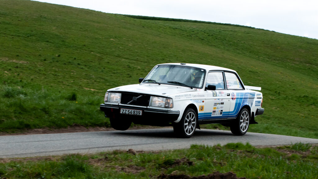 Kurt Mejer og Steen Boegelund er passerer her en af de mange smaa toppe paa en af hastighedsproeverne i DIS Rally Yding 2024