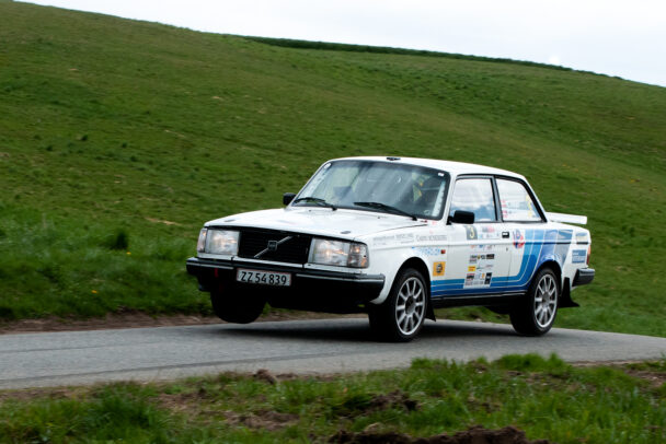 Kurt Mejer og Steen Boegelund er passerer her en af de mange smaa toppe paa en af hastighedsproeverne i DIS Rally Yding 2024