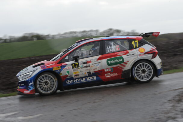 Saesonen startede i regn og slud for Ib Kragh og Jeannette Kvick. Nu gaelder det varmere temperaturer ved Rally Soenderjylland