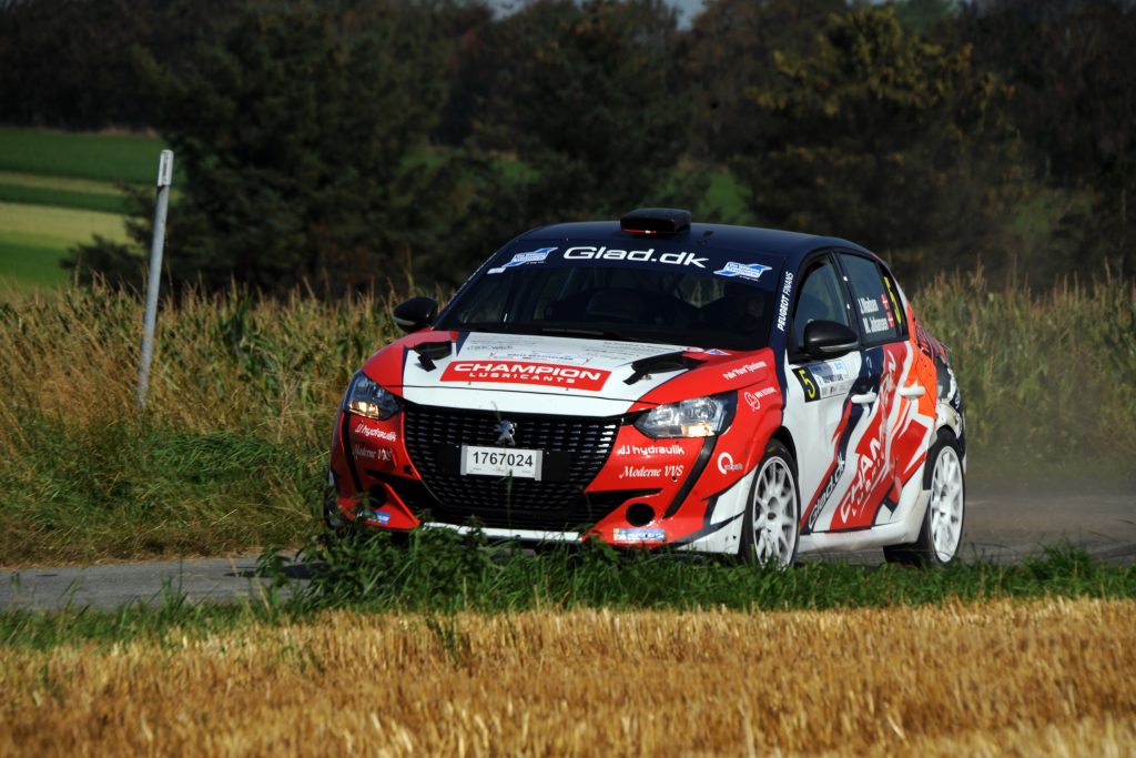 Et moede med en bigballe gav buler i venstresiden paa rallybilen