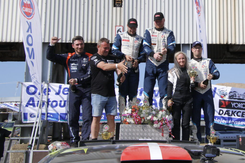 Der var glade smil og champagnesproejt paa podiet efter loebet foto Allan Christensen