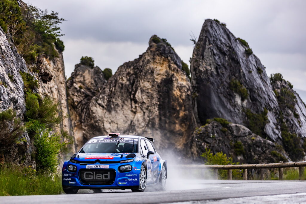 Kenneth Madsen og Mads Dalsager skifter alpevejene ud med landevejene paa Juelsminde halvoeen foto Quentin Ribaud Photographie 1