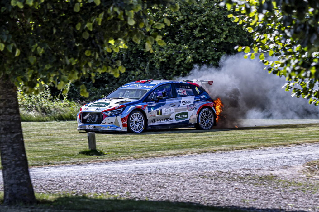 Med flammer fra Hyundaien stoppede loebet foer tid foto Mark Lundemann Nielsen 1
