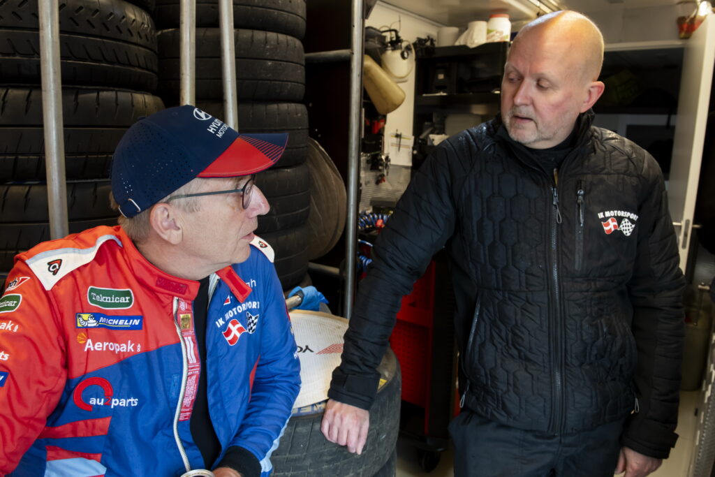 Ib Kragh med Bo Moelgaard Bo og mine andre servicefolk har gjort en stor indsats for at faa bilen ud at koere igen foto Jokum Tord Larsen