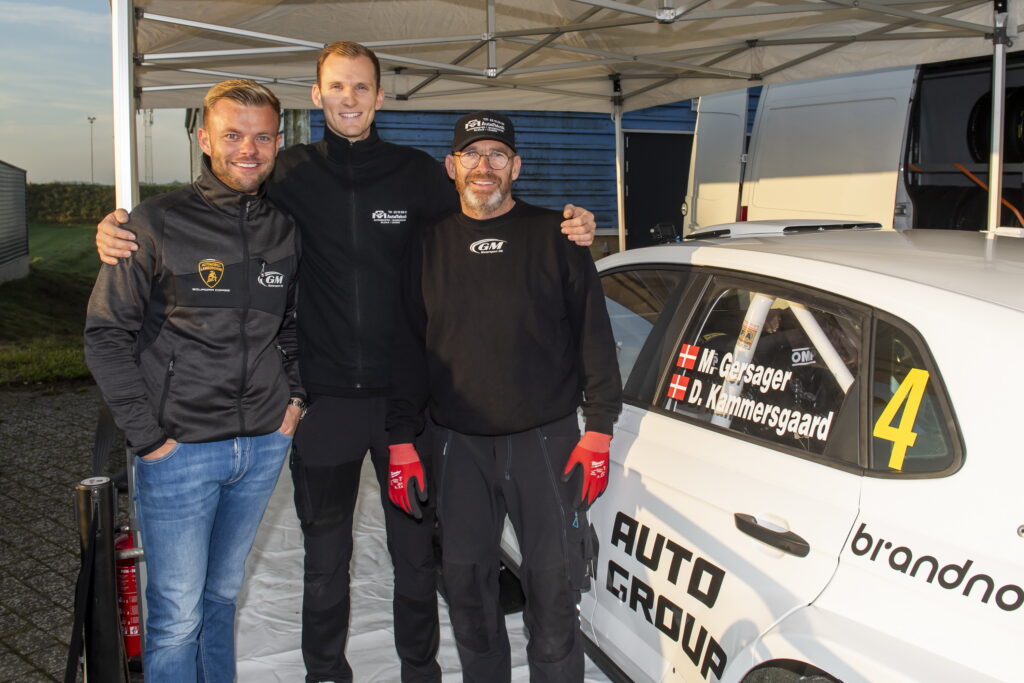 Mine to mekanikere Arne og Oliver soergede for at klargoere rallybilen siger Marco Gersager foto Jokum Tord Larsen