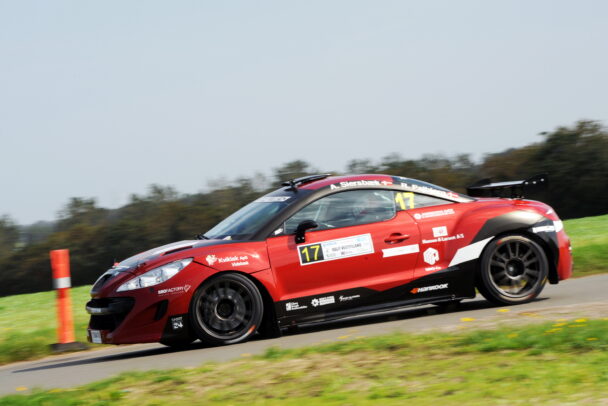 Alex SiersbA¦k gA¸r nu sin rallybil klar til langdistancelb foto Danish Supercar League