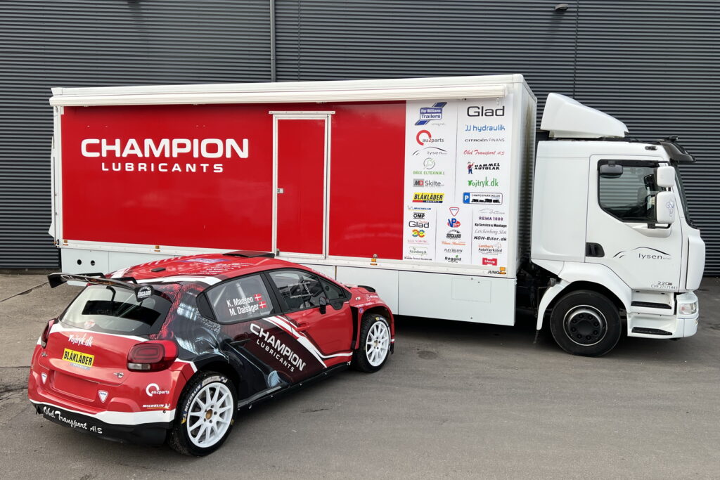 Der er kommet ny dekoration og nye farvekombination paa Glad Sports rallybil og servicevogn foto Glad Sport 1