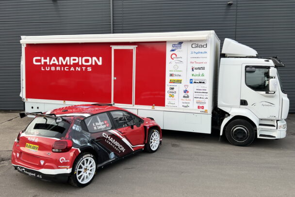 Der er kommet ny dekoration og nye farvekombination paa Glad Sports rallybil og servicevogn foto Glad Sport 1