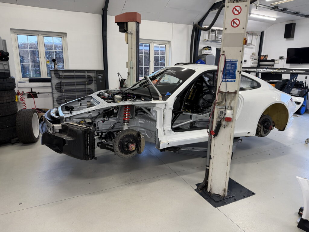 Porschen er nu blevet strippet for folie og er ved at blive klar til foerste loeb