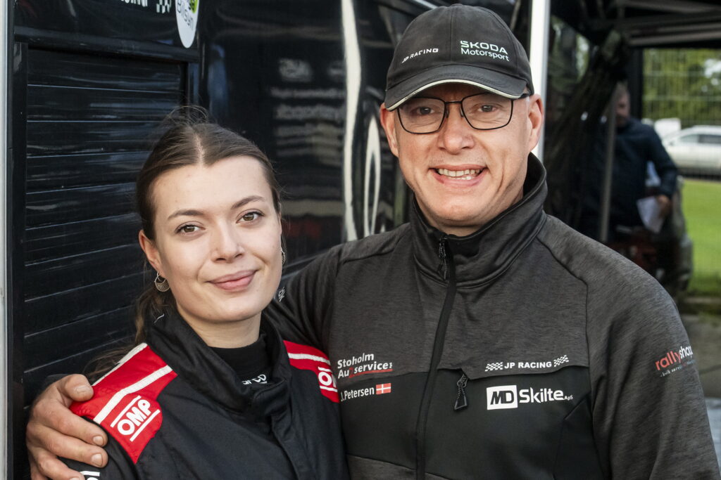 Far og datter duellerer om bronzemedaljen i Rally Stoholm 1 rikkejan